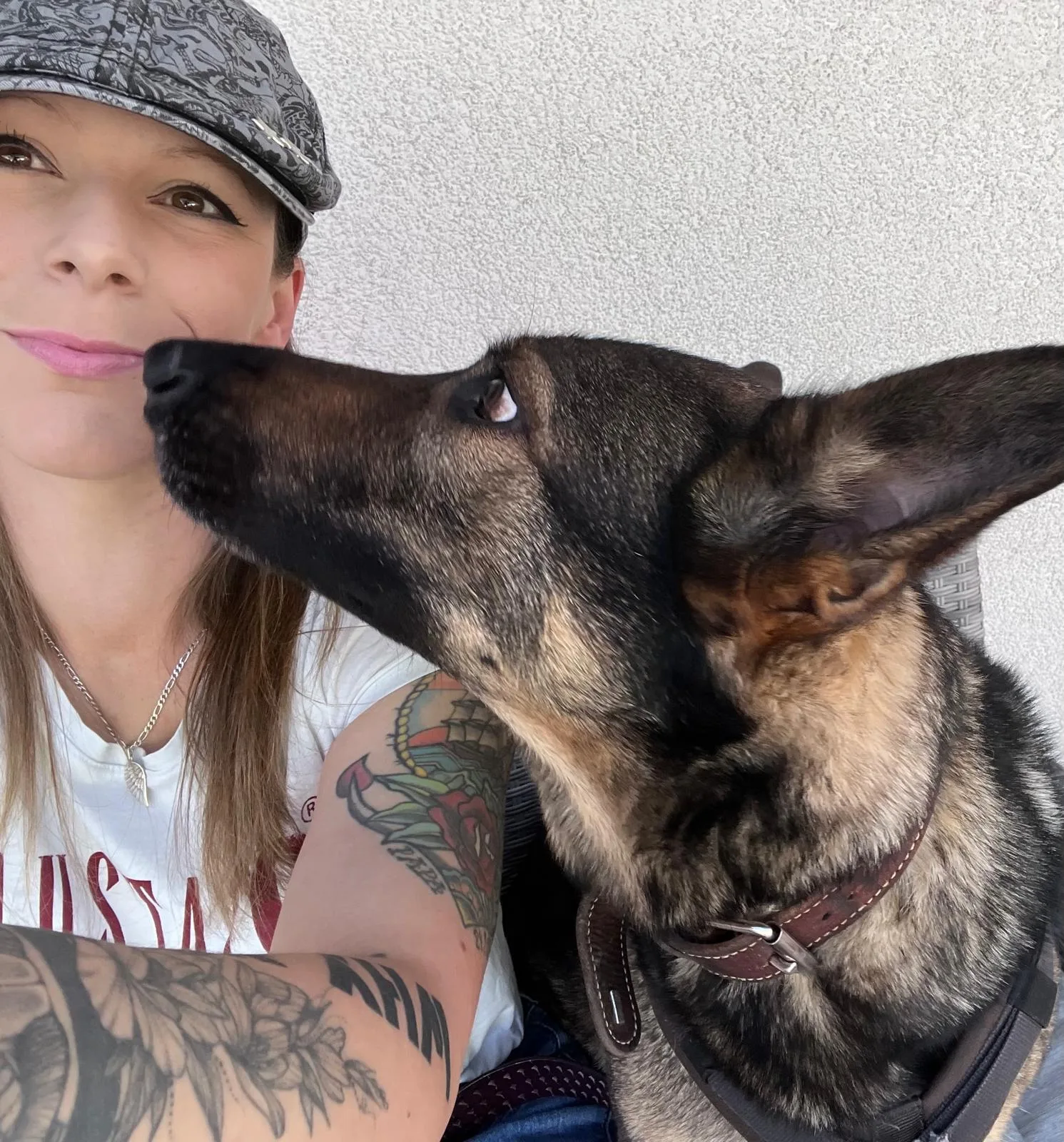 Jennifer und ihr Hund in einem vertrauten Moment