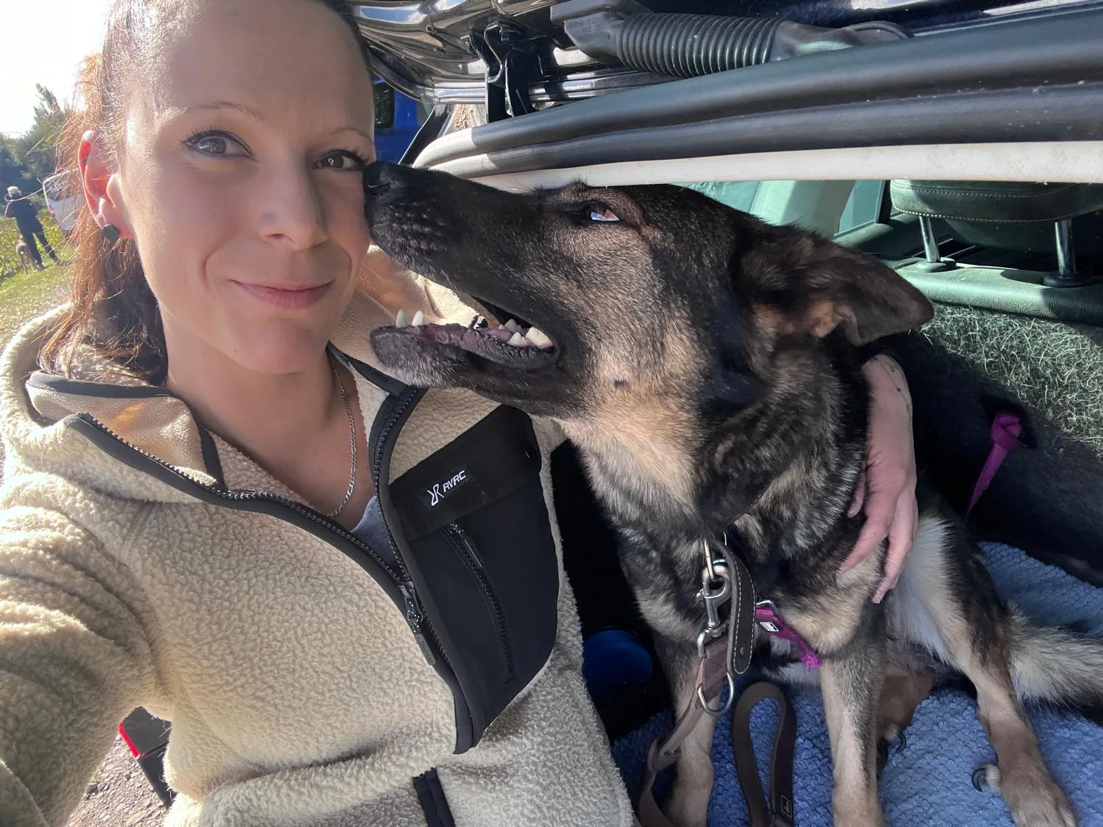 Jennifer Schnorr mit ihrem Hund bei einem gemeinsamen Ausflug